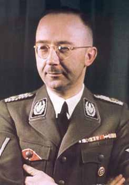 Heinrich Himmler là một trong những kiến trúc sư chính của Holocaus, Trưởng phòng phản gián của lực lượng SS và là người gây ra nhiều cái chết kinh hoàng của người Do Thái trong Chiến tranh thế giới 2. Khi chiến tranh kết thúc, y bị bắt. Trong thời gian chờ xét xử, Heinrich đã tự sát bằng cách nuốt 1 viên thuốc độc xyanua.